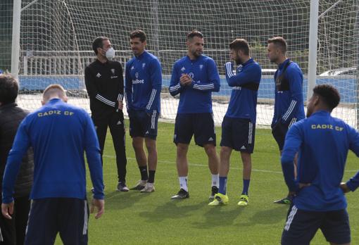 Juan Cala, a la derecha, en un entrenamiento en El Rosal.