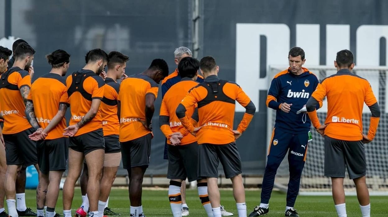 Javi Gracia, entrenador del Valencia con los jugadores.