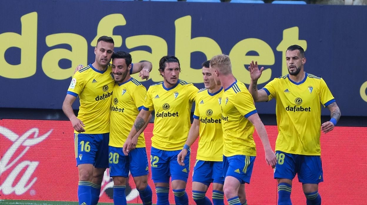 Cala celebra su gol con los compañeros.