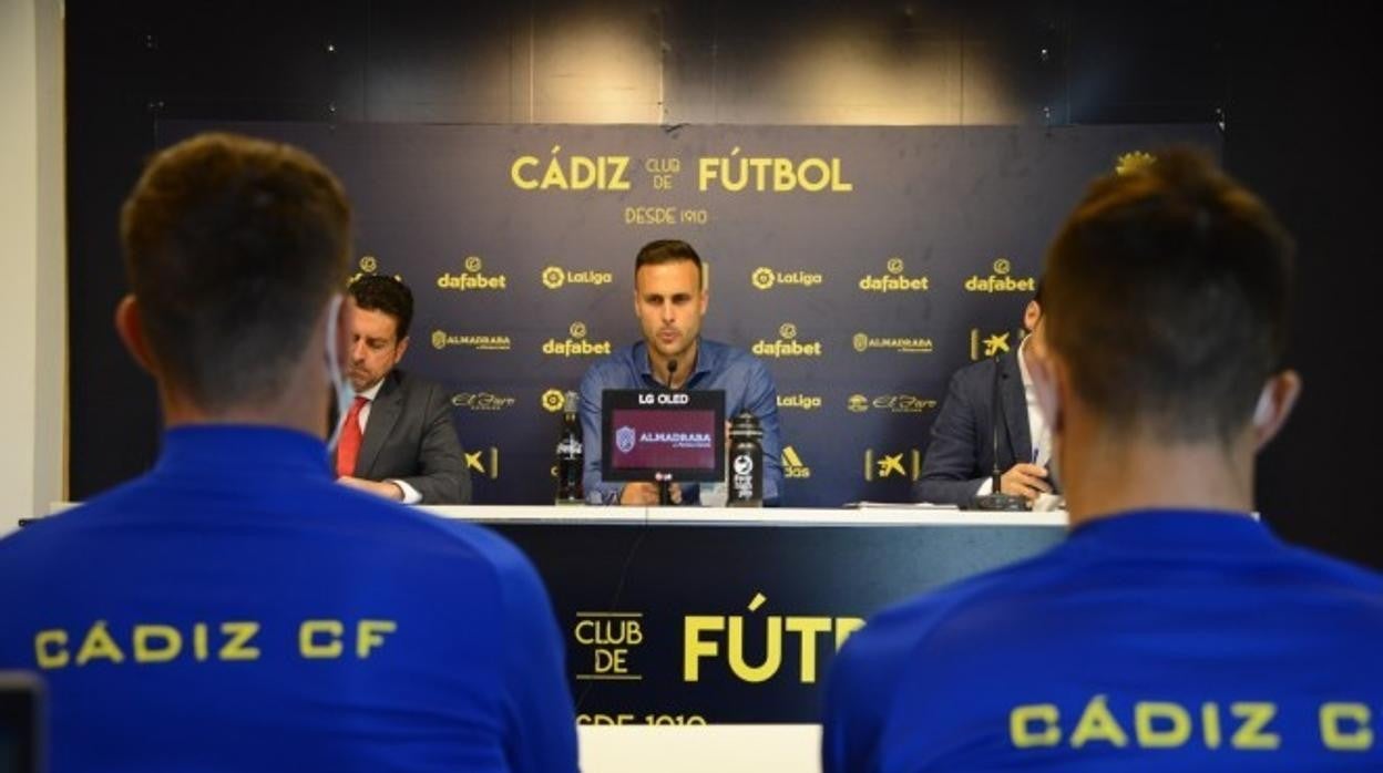 Cala en rueda de prensa ante sus compañeros