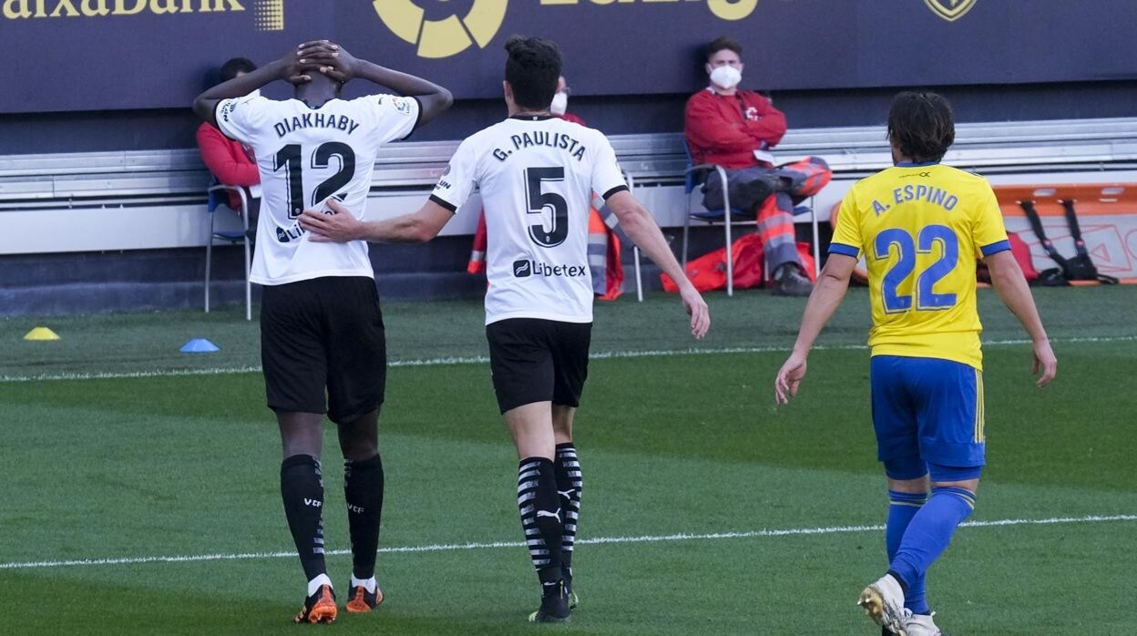 Diakhaby con Paulista y Espino durante el partido Cádiz - Valencia.