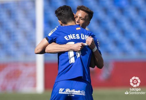 Enes Unal abraza a Sofian Chakla.