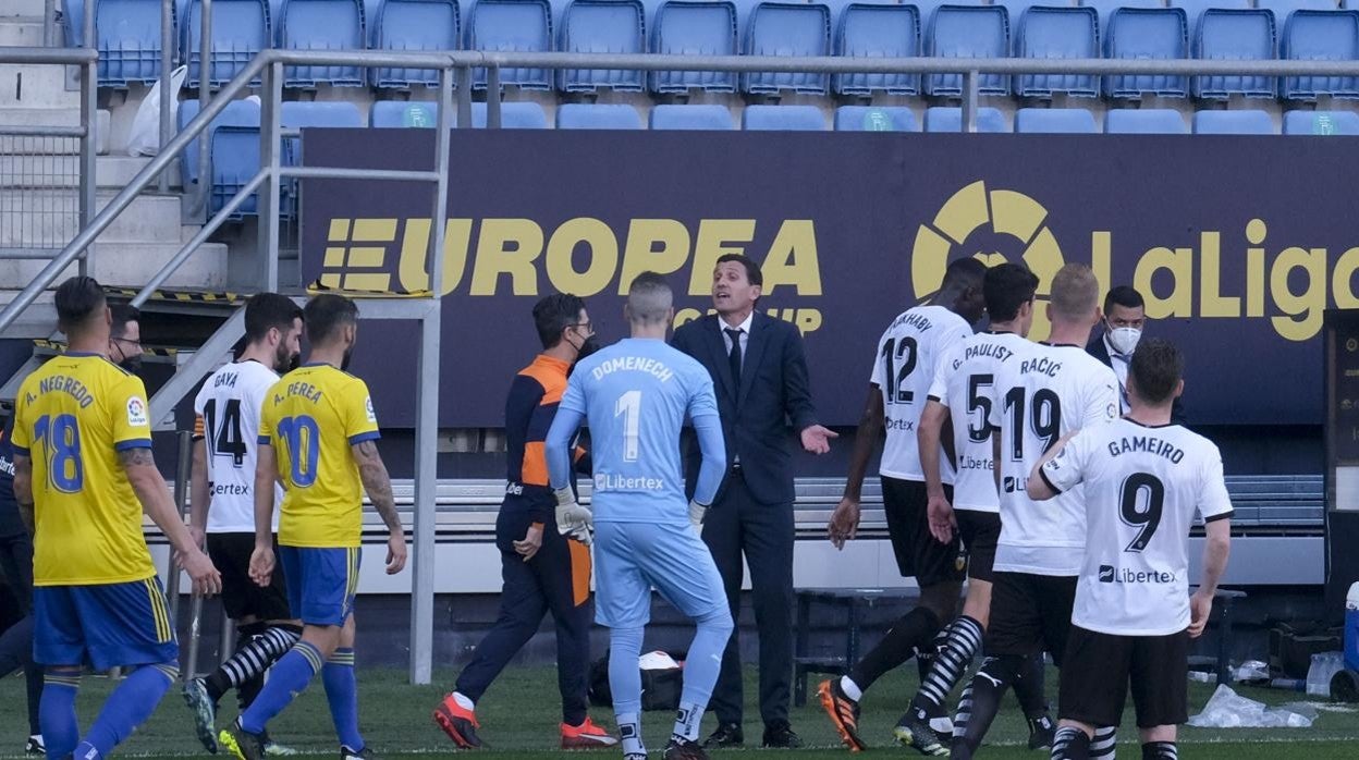 Algunos jugadores del Cádiz con los del Valencia cuando se retiraron del campo, tras la acusación de Diakhaby.