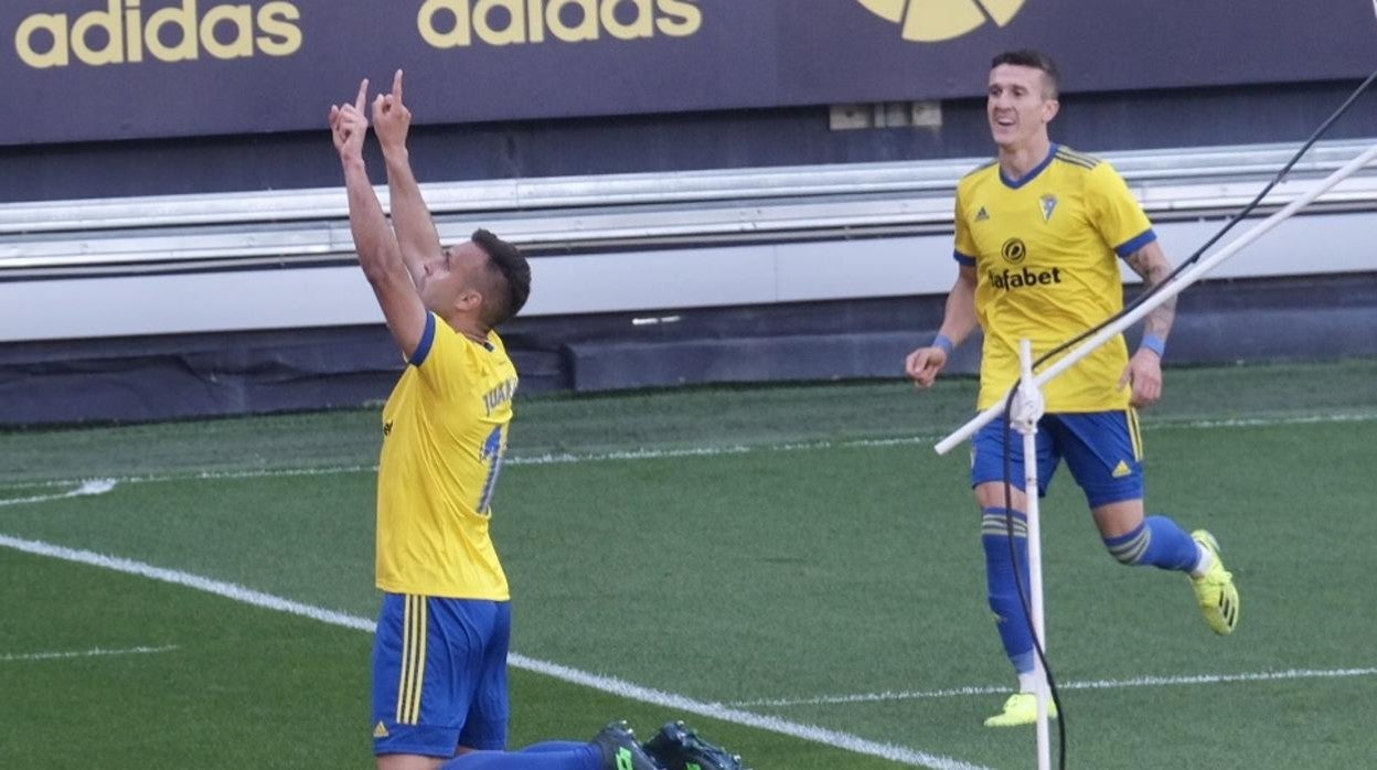 Juan Cala celebra el gol marcado al Valencia en presencia de Salvi.