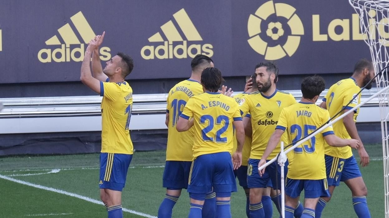 Los jugadores del Cádiz CF celebran el 1-0 marcado por Cala ante el Valencia.