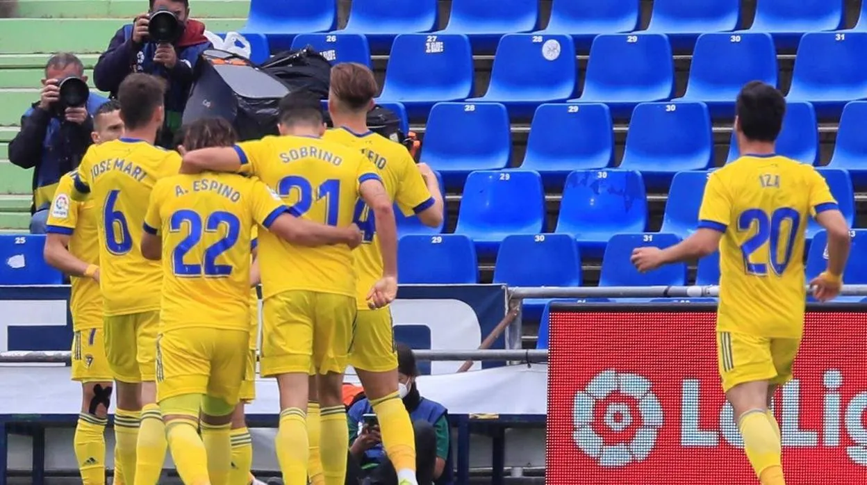 Los jugadores del Cádiz celebran el gol en Getafe