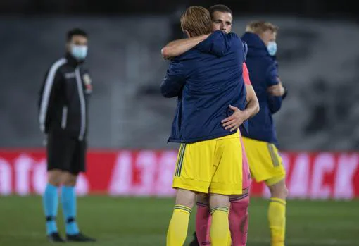 Los hermanos Fernández, Álex y Nacho, se funden en un abrazo en el encuentro de la primera vuelta entre Real Madrid y Cádiz.