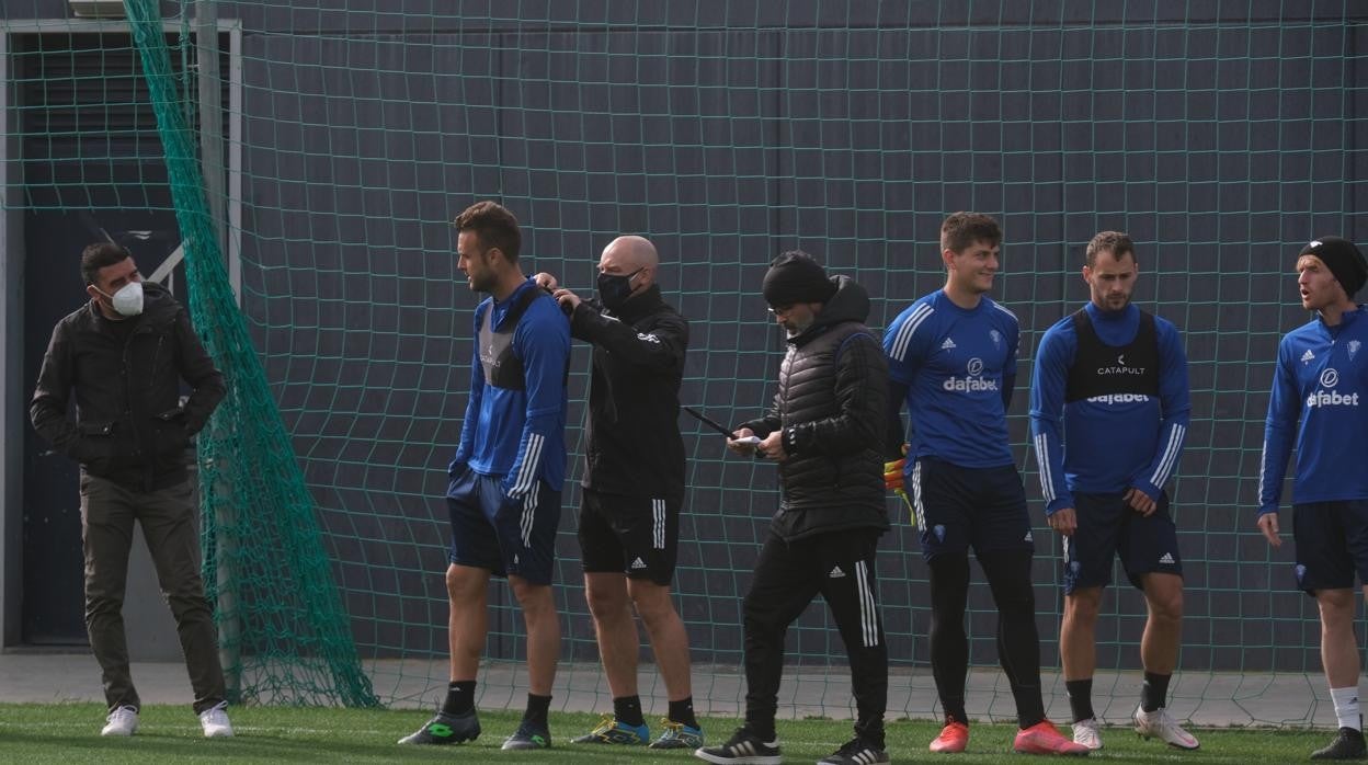 cervera estudia sus anotaciones en un entrenamiento.