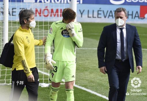 Rubén Blanco, guardameta del Celta, se retirá lesionado del terreno de juego.