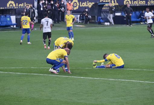 Algunos jugadores del Cádiz con molestias físicas durante el partido ante el Valencia.