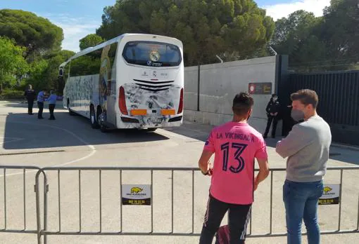 Vídeo: El Real Madrid ya está de camino a Cádiz de cara al partido de hoy en Carranza
