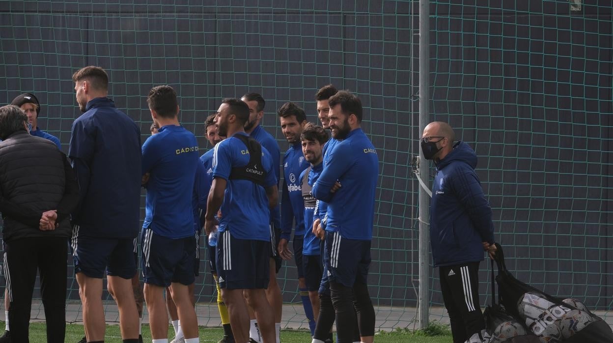 Los jugadores del Cádiz escuchan a su entrenador.