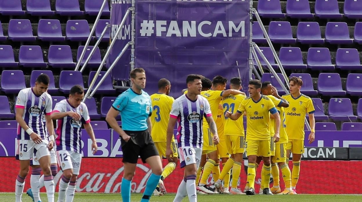 los jugadores del cádiz celebran el empate.