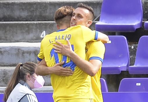 Iván Alejo se abraza con Cala tras el gol del empate.