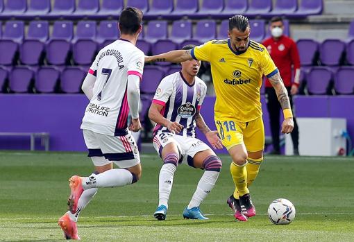 Álvaro Negredo ante el Valladolid.