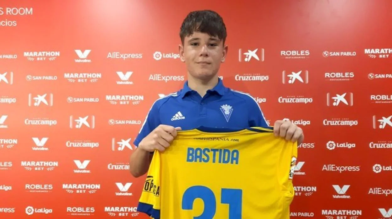 el joven Bastida, en la ciudad deportiva del Sevilla donde debutó con el filial.