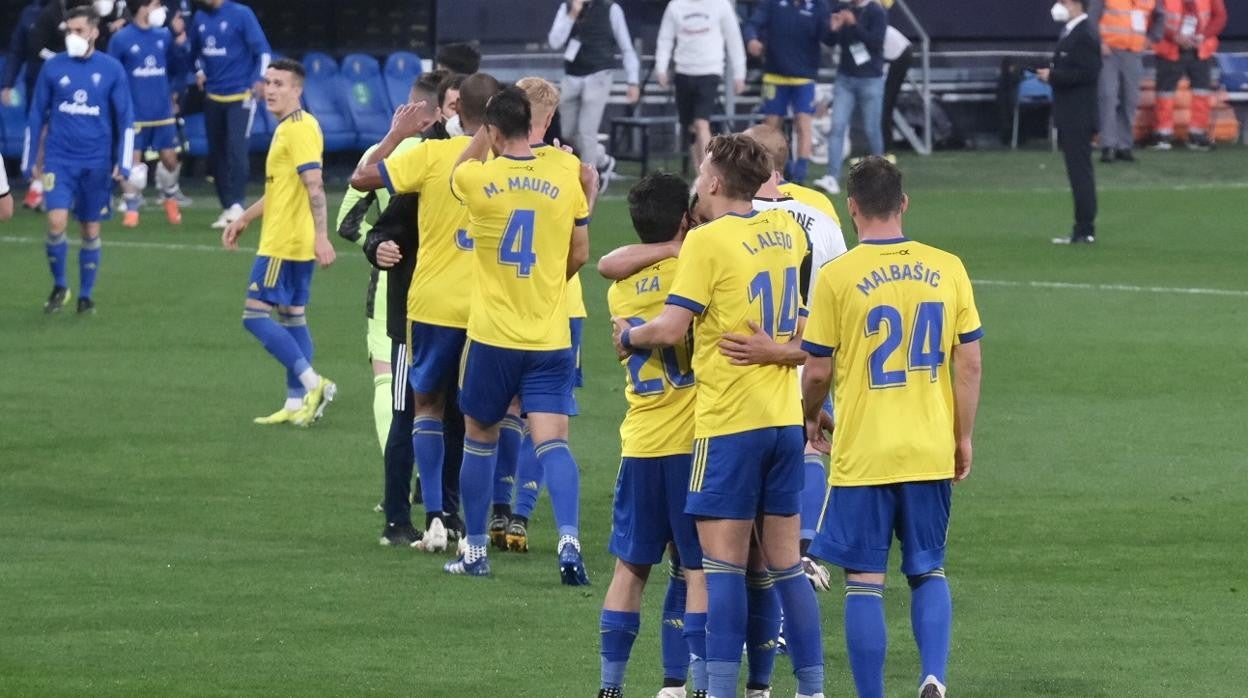 Los jugadores cadistas se abrazan tras ganar al Valencia en Carranza.