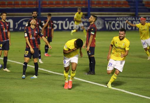 Gol de 'Choco' Lozano en el Francisco de la Hera ante el Extremadura.