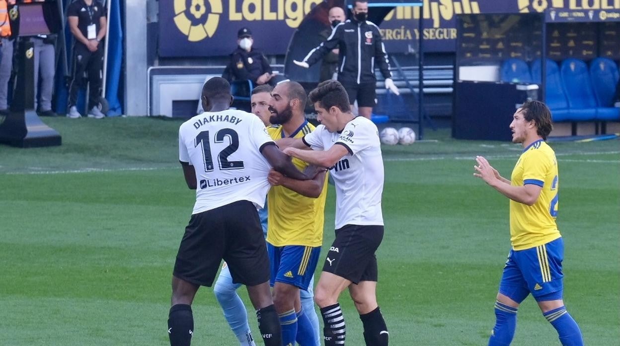 Diakhaby, junto a Fali y Paulista en el Cádiz - Valencia jugado en Carranza.