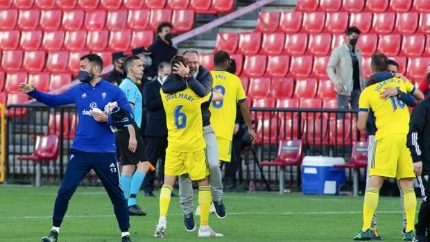 Cervera: «El mérito está en un equipo con hambre y que hace las cosas sin preguntar»