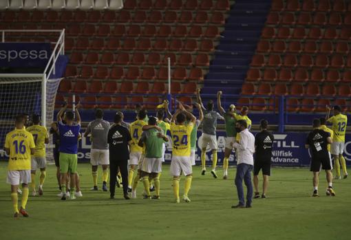 Los jugadores celebran el triunfo en Almendralejo con los aficionados alojados en el hotel anexo al Francisco de la Hera.