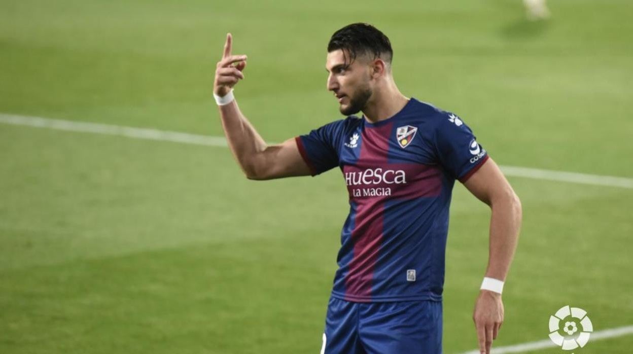 Rafa Mir, delantero del Huesca, viaja a Cádiz.