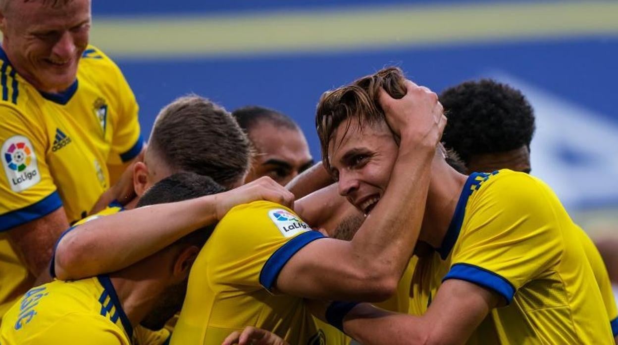 Los jugadores del Cádiz CF celebran su segundo gol al Huesca.