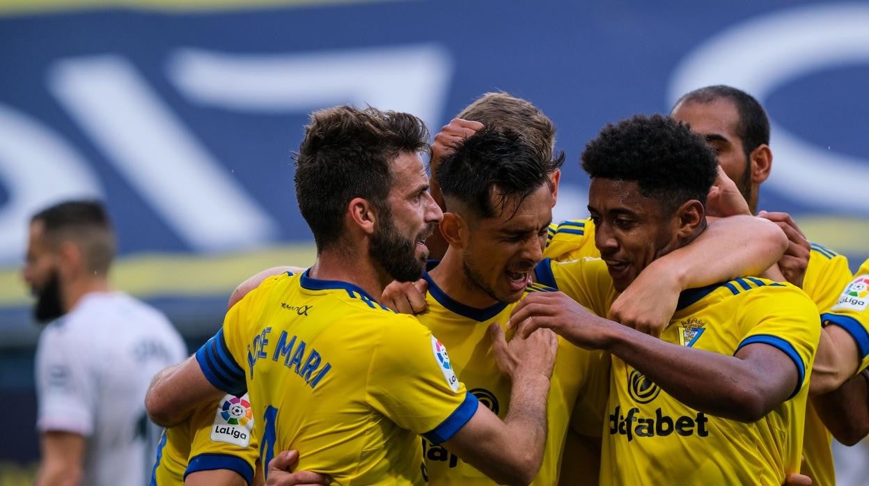 los jugadores del cádiz celebran el gol de Mauro.