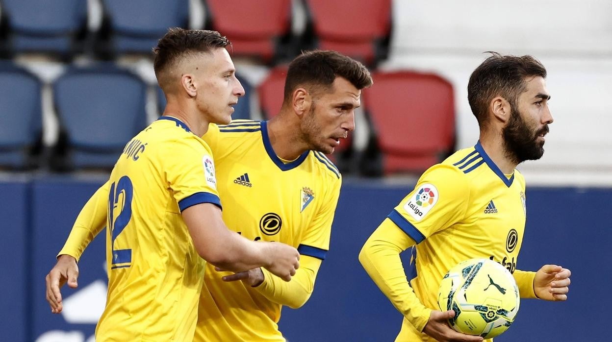 Perea con el balón, junto a Alcalá y Saponjic.