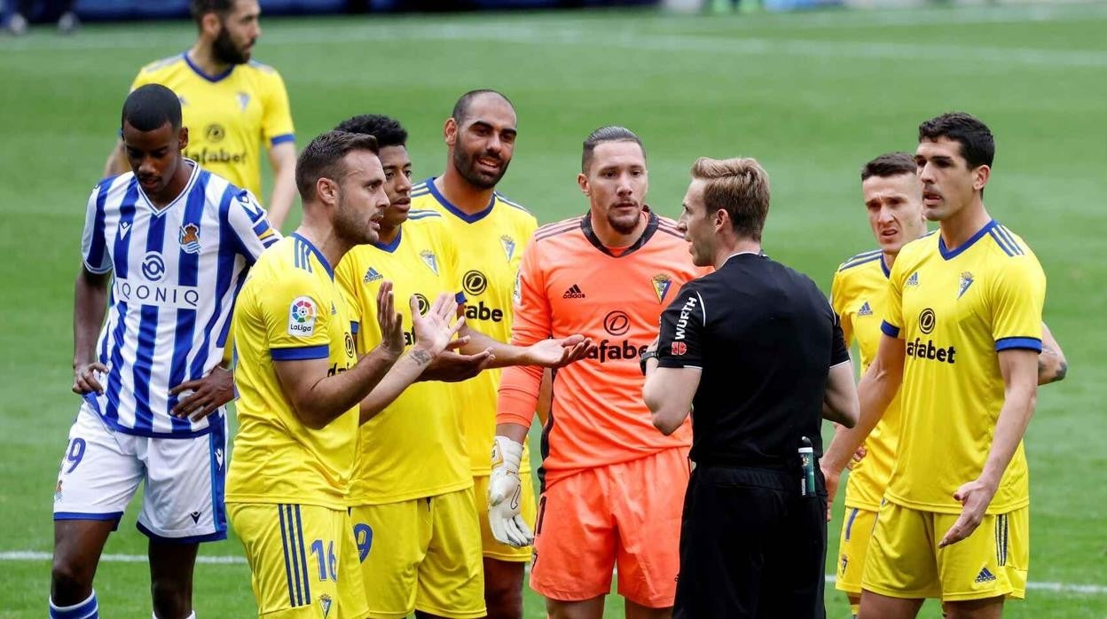 Los jugadores del Cádiz protestan al árbitro en el partido ante la Real Sociedad