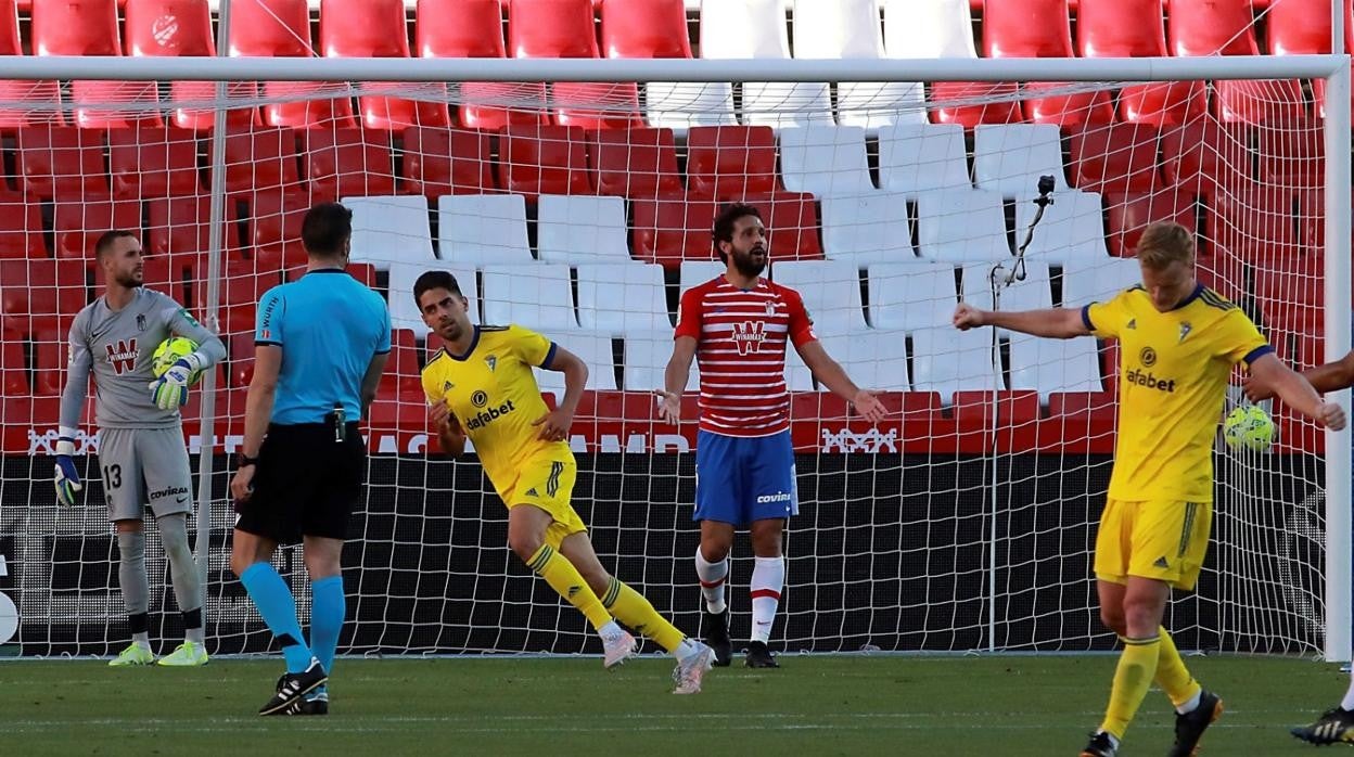 Sobrino al marcar en Granada el gol que certificaba la permanencia del Cádiz CF en Primera.