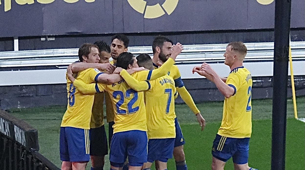 Los jugadores del Cádiz celebran un gol.