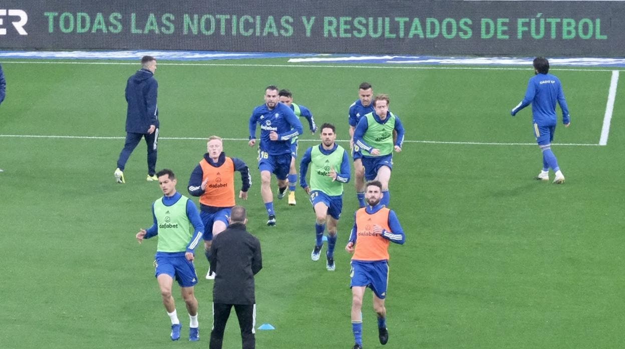 Jugadores del Cádiz calentando antes de un partido.