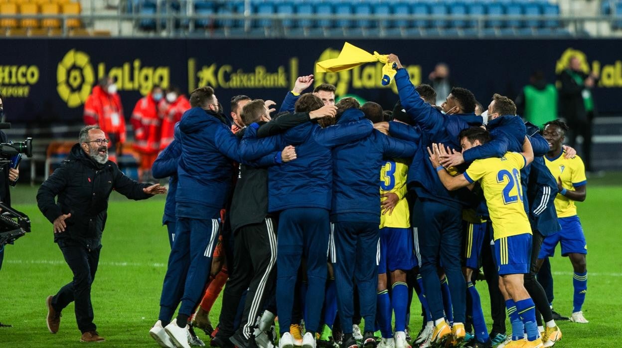 Los jugadores del Cádiz tras la victoria ante el Barcelona.