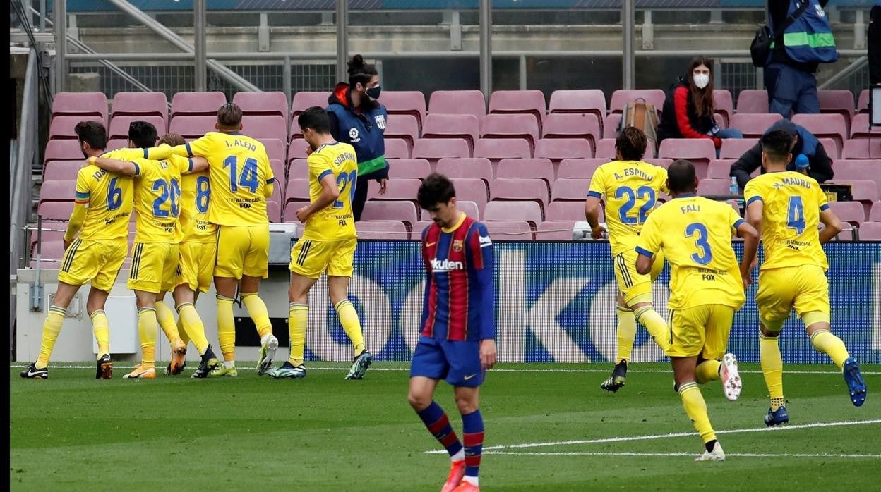 Los jugadores celebran el gol marcado al Barcelona en el Nou Camp.