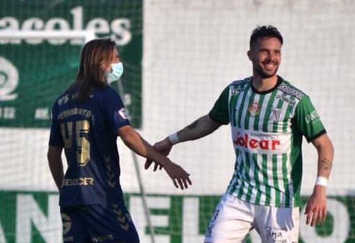 Pedro Benito con el primer equipo del UCAM ante el Atlético Sanluqueño en El Palmar.