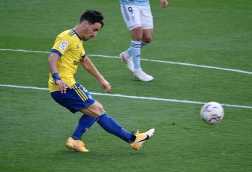 Iza, lateral derecho del Cádiz CF, cuenta con un buen golpeo de balón.