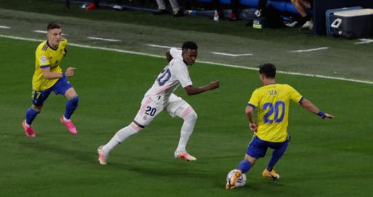 Iza frena a Vinicius en el Cádiz-Real Madrid.