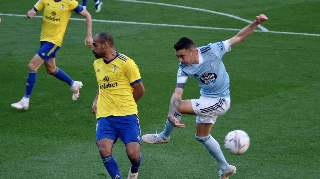 Fali tapona un chut de Iago Aspas durante el Cádiz - Celta.