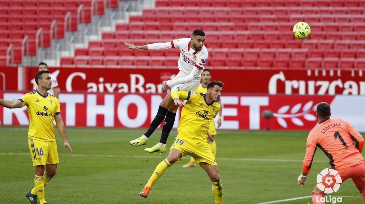 El central Alcalá, entre Cala y Conan Ledesma, durante la visita del Cádiz CF al Sánchez Pizjuán.