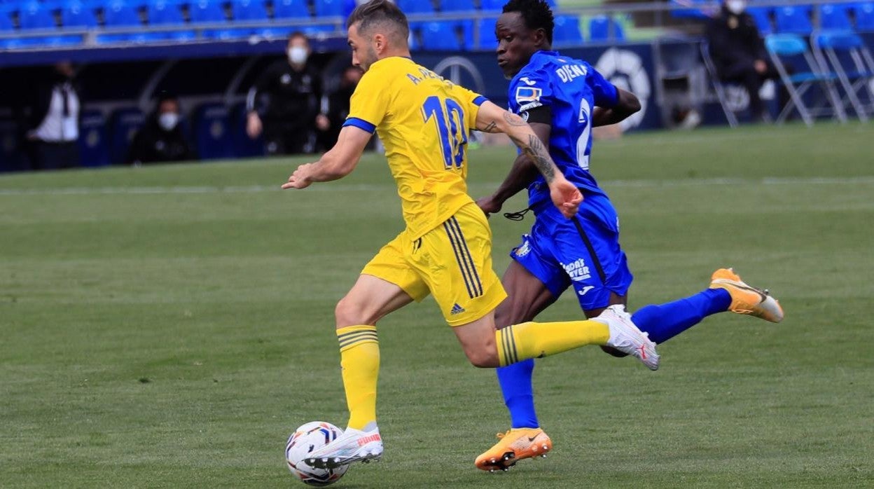 Alberto Perea con Djené, en el Getafe - Cádiz de la pasada temporada.