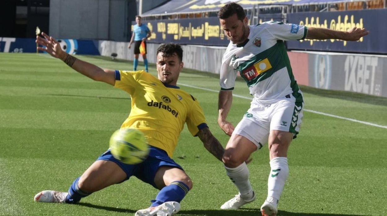 Álex Martín ante el Elche en su debut como titular con el Cádiz CF.