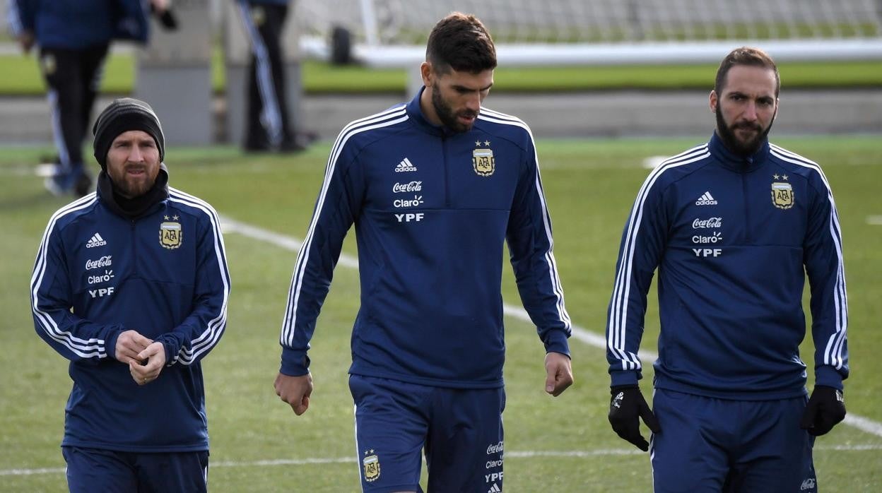 Federico Fazio en una imagen de archivo con la Albiceleste, junto a Messi e Higuaín.