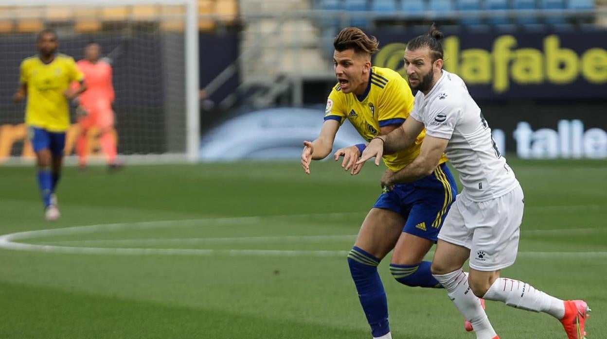 Iván Alejo en un encuentro con el Cádiz CF.