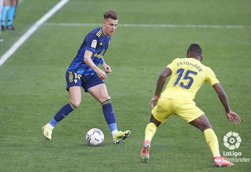 Iván Alejo encara a Pervis Estupiñán durante el Villarreal - Cádiz.