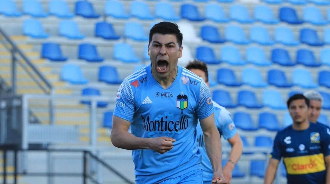 Tomás Alarcón en un partido con su equipo, el O'Higgins.