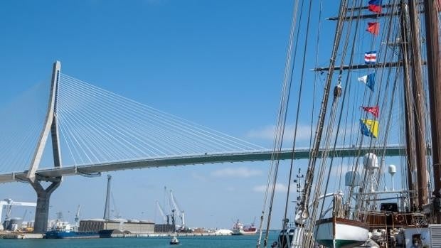 Elcano porta con orgullo una bandera del Cádiz CF en su regreso