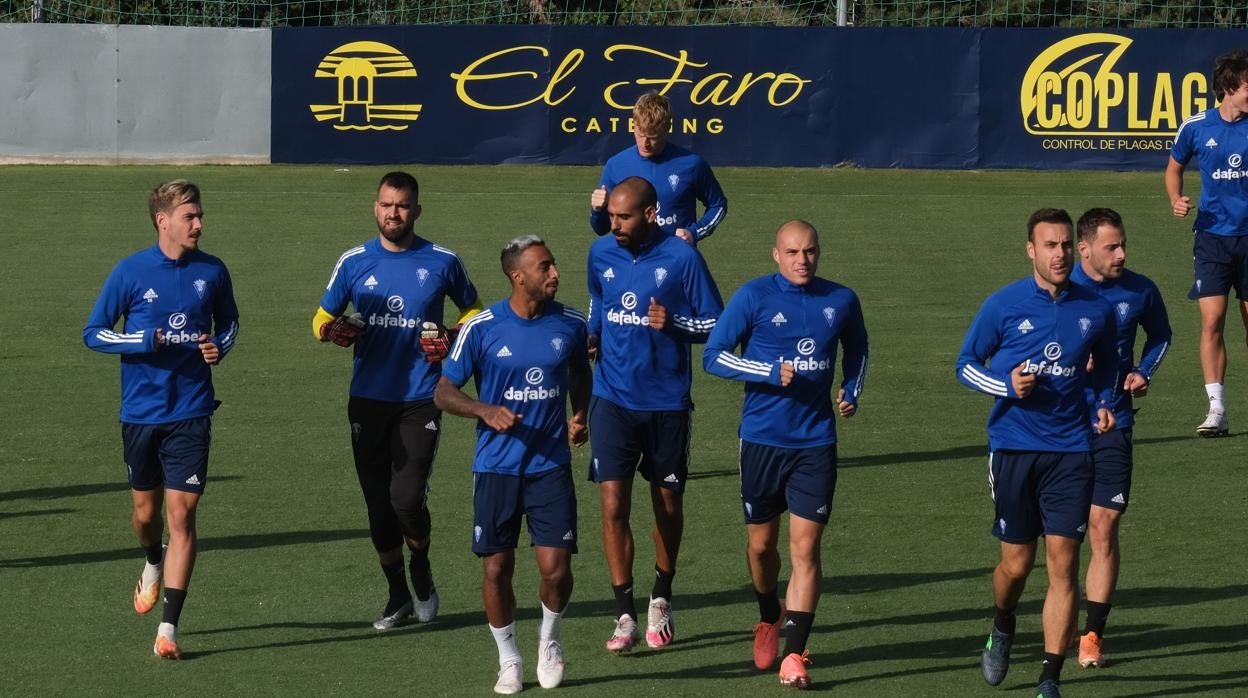 akapo, en el centro junto a pombo, en un entrenamiento.