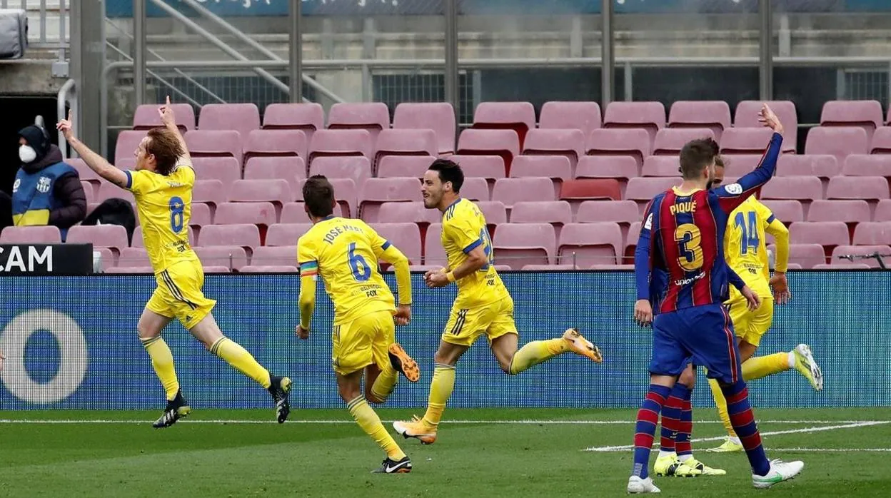 Álex celebra su gol al Barça en el Camp Nou.