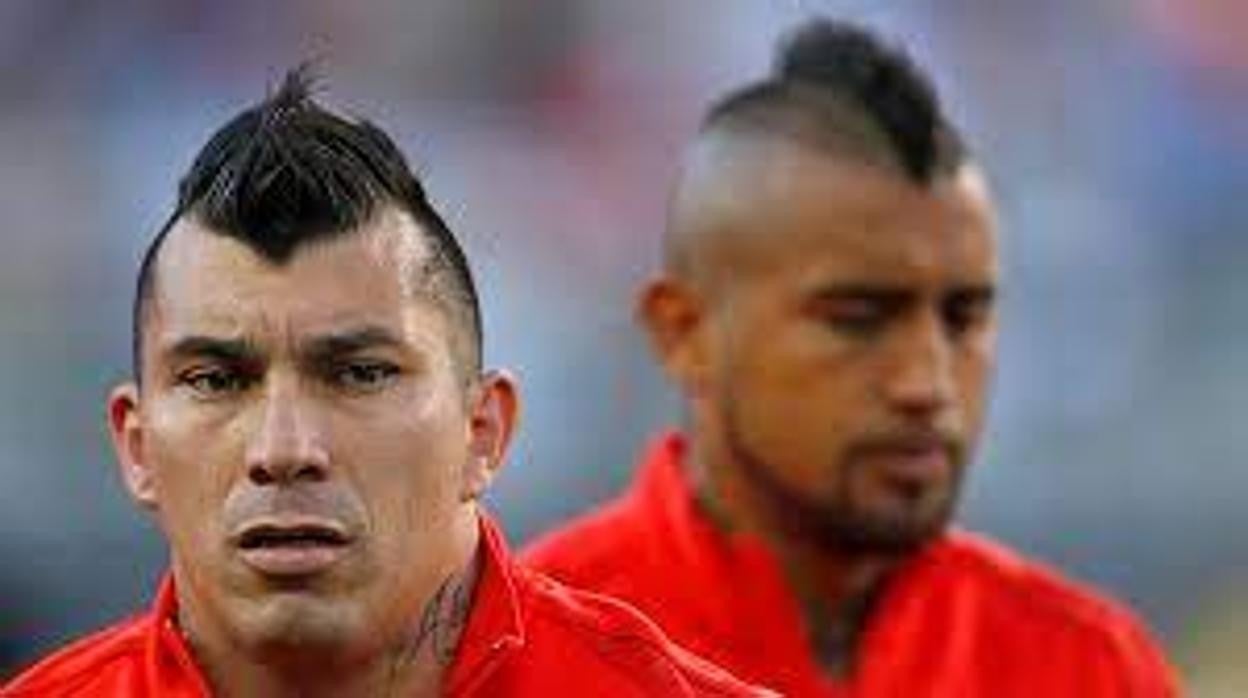 gary medel y arturo vidal, titulares en el centro del campo chileno por delante de alarcón, de nuevo están en la diana.